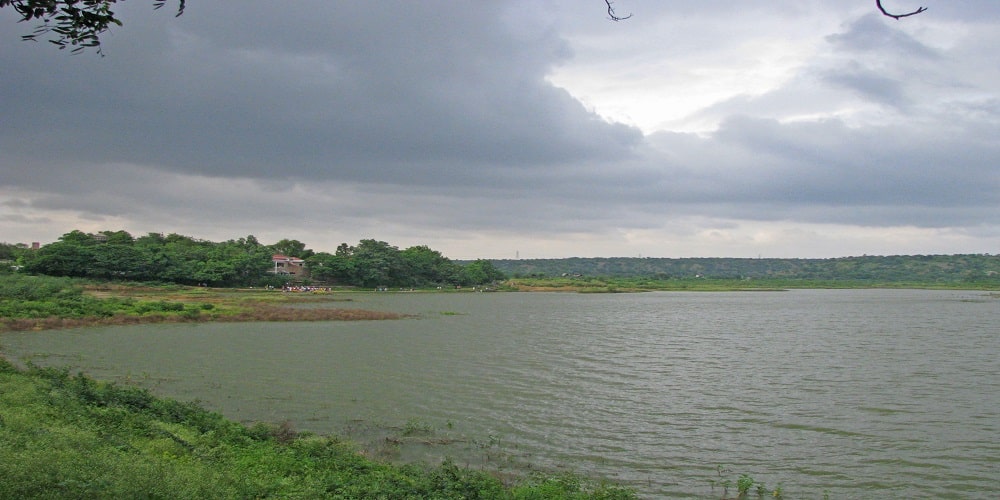  Lake weather in rainy season