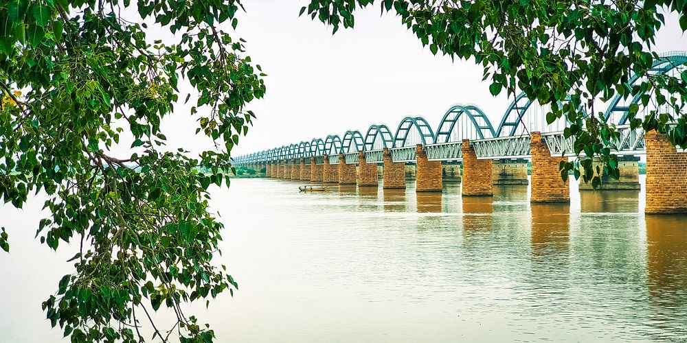 Rajahmundry is basically known to be a journey spot for Hindus, inferable from the presence of a few spots of love, the most popular of which is the Sri Veerabhadra Swamy Temple.